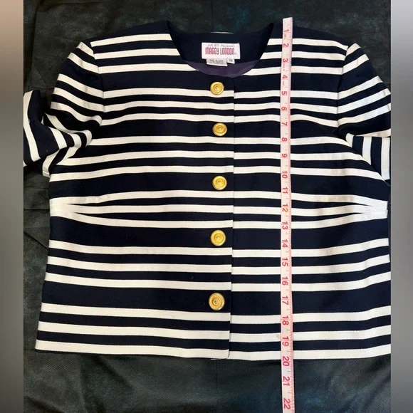 🔥Maggy London Women’s Navy & White Striped Cropped Jacket Size 10 EUC🔥 - Picture 3 of 5